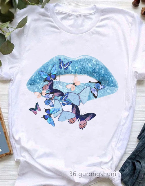 Load image into Gallery viewer, Diva Lipstick Print T-Shirt
